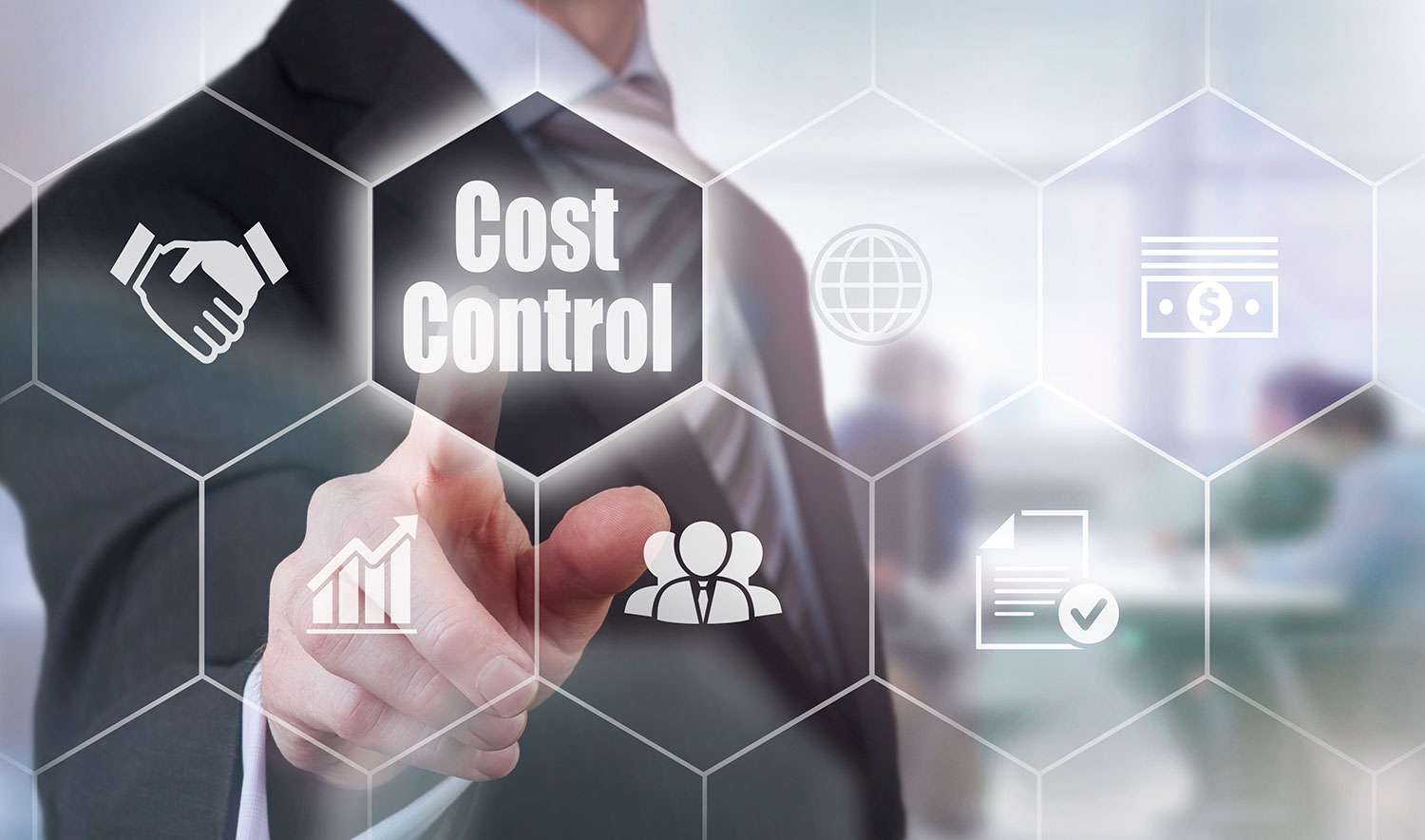Berater drückt einen virtuellen Cost Control Button